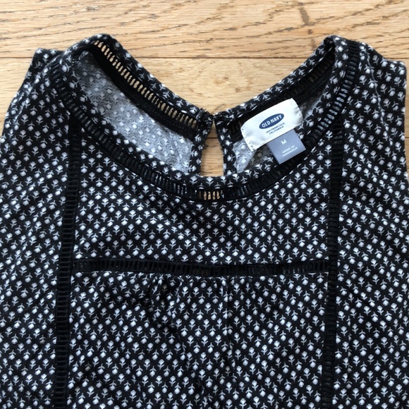 Old Navy b/w summer top. - Picture 4 of 9